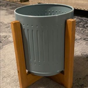 Decocrated spring planter